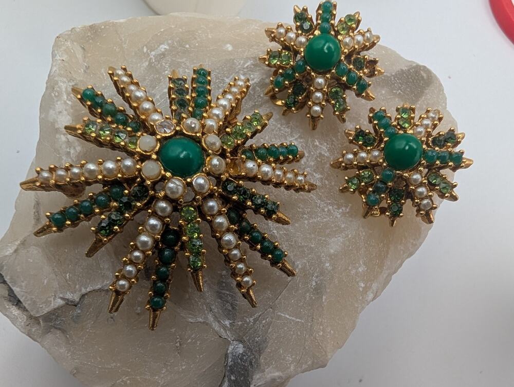 ART© Vintage Starburst Brooch & Clip-On Earrings Set Green Rhinestones Pearls